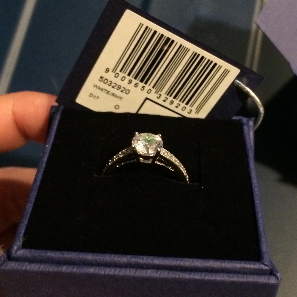 Swarovski attract round ring